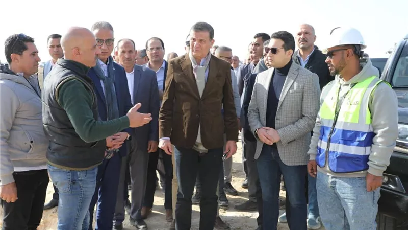 وزير الزراعة ومحافظ الفيوم يتفقدان أعمال الصرف والري بزمام الـ 16 ألف فدان