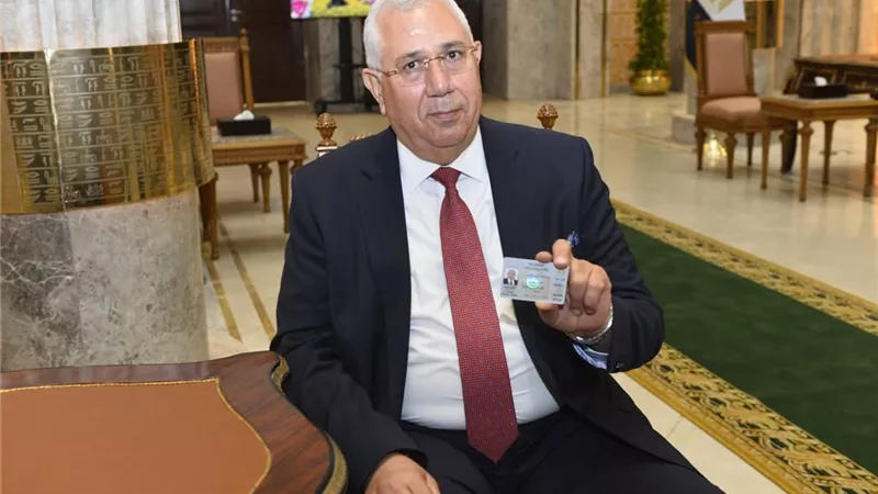 السيد القصير يتسلم كارنيه عضوية النواب: مسؤولية كبرى 