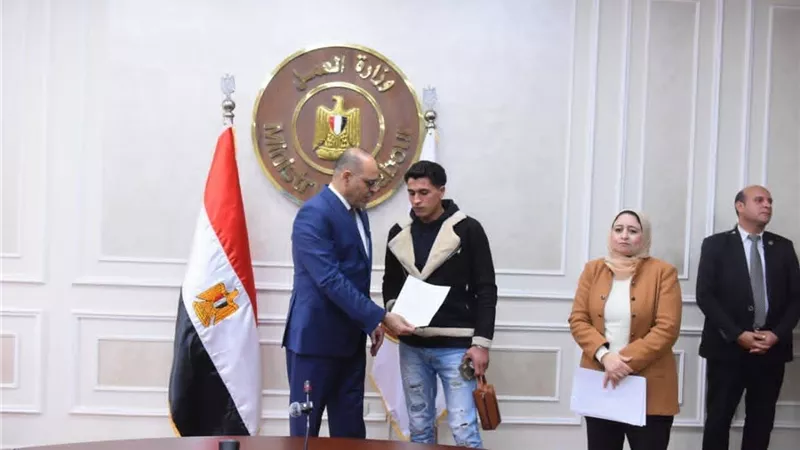 وزير العمل يُسلم دفعة جديدة من عقود العمل بالإمارات والأردن: شبابنا سفراؤنا في الخارج