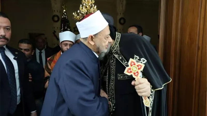 شيخ الأزهر يزور البابا تواضروس ويهنِّئه والإخوة المسيحيين بأعياد الميلاد.. (صور)