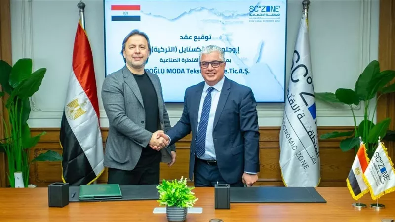 باستثمارات 265 مليون جنيه.. رئيس اقتصادية قناة السويس يوقع عقد شركة «أوروجلو مودا تكستايل» التركية 