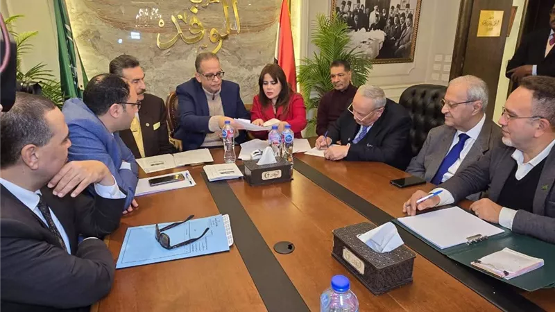 أبو شقة يتقدم بأوراق ترشحه رسميًا لانتخابات رئاسة حزب الوفد