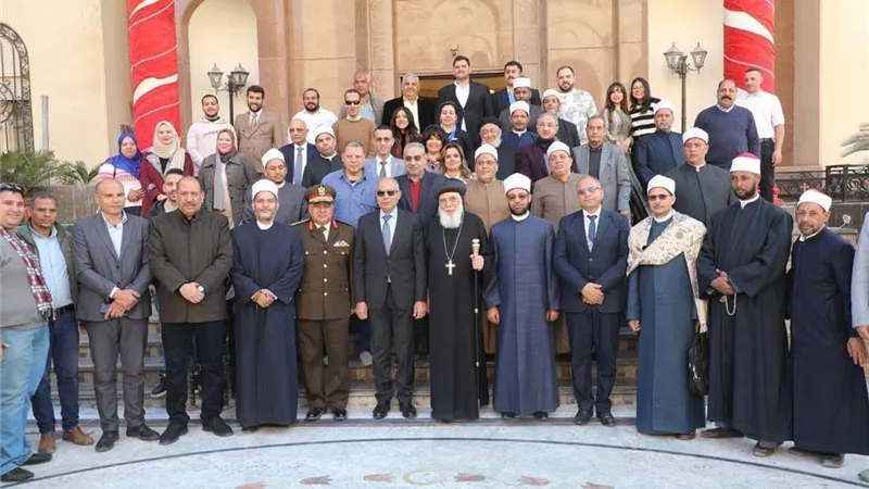 محافظ المنيا يهنئ المسيحيين بعيد الميلاد خلال زياراته لمطرانيات المحافظة