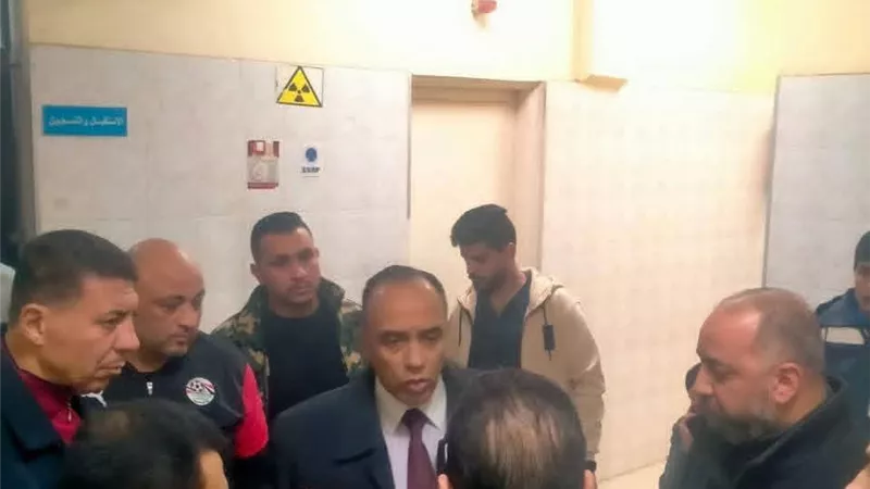 نائب المحافظ يزور مستشفى صدر المنيا للاطمئنان على مصابي حادث تصادم بالطريق الدائري