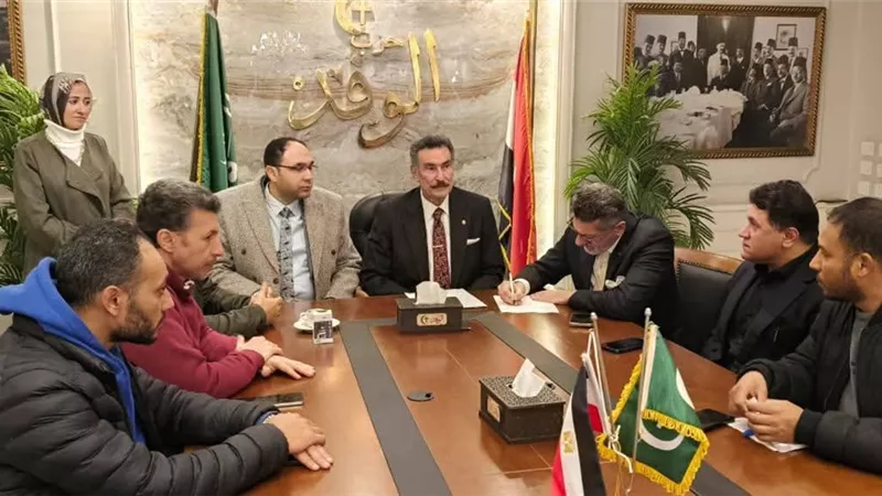 حمدي قوطة يتقدم بأوراق ترشحه رسميًا لانتخابات رئاسة حزب الوفد.. صور