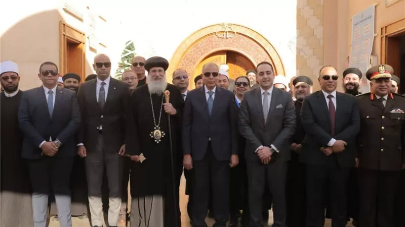 محافظ المنيا يواصل جولاته لتهنئة الأقباط بعيد الميلاد المجيد بمراكز المحافظة