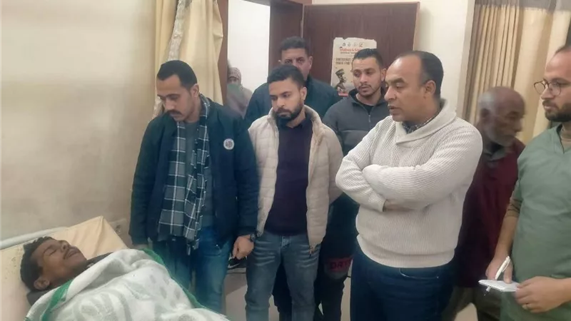 نائب محافظ المنيا يطمئن على مصابي حادث انقلاب ميكروباص بمستشفى الصدر