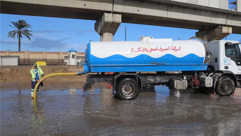 جولة تفقدية لرئيس شركة الصرف الصحي بالإسكندرية أثناء الأمطار
