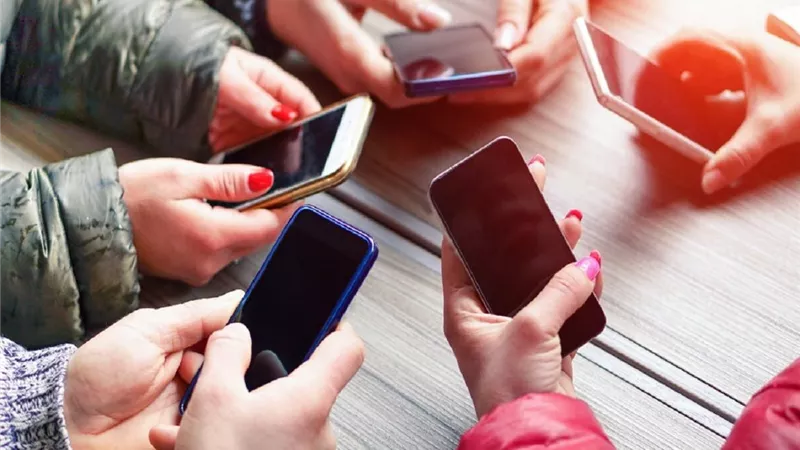 تسجيل المكالمات دون إذن.. متى يتحول إلى جريمة يعاقب عليها القانون؟