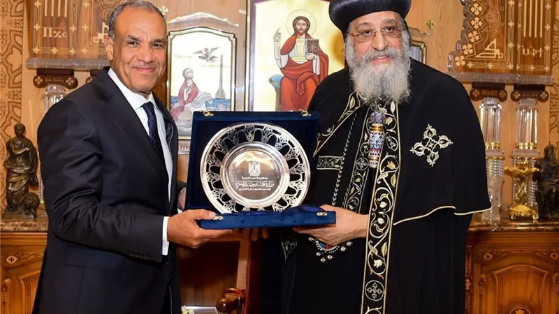 دعم الوحدة الوطنية.. وزير الخارجية يهنئ البابا تواضروس بعيد الميلاد ويشيد بدور الكنيسة
