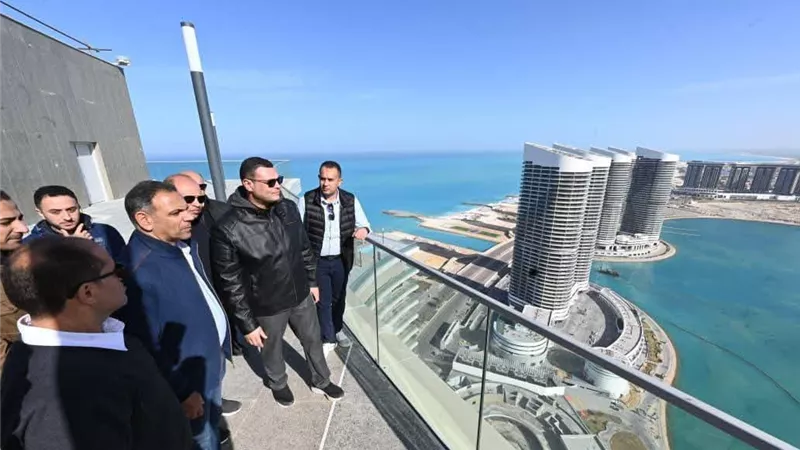 وزير الإسكان يتفقد مشروع كمباوند مزارين وبرج LD06 الشاطئي بمدينة العلمين الجديدة
