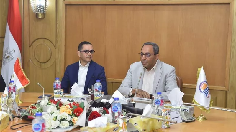 وزير الاستثمار يناقش مع محافظ قنا فرص الاستثمار بالمحافظة