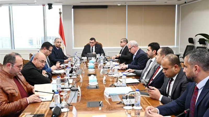 وزير الإسكان يتابع موقف مشروعات المرافق بالأراضي المضافة لعدد من المدن الجديدة