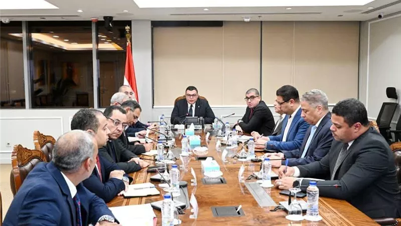 وزير الإسكان يتابع الموقف التنفيذي للمشروعات بمدينة الشروق