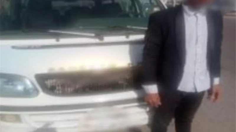 ضبط سائق ميكروباص سمح لشخص بالجلوس أعلى السيارة أثناء السير بالتجمع الخامس