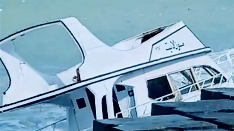 سوء الأحوال الجوية يتسبب في شحوط مركب سياحي بالإسكندرية