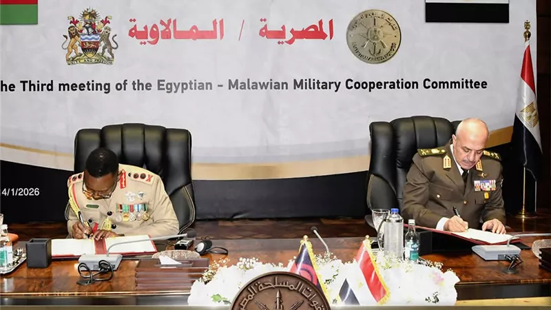 رئيس أركان القوات المسلحة يبحث تعزيز التعاون العسكري مع قائد قوات الدفاع المالاوي