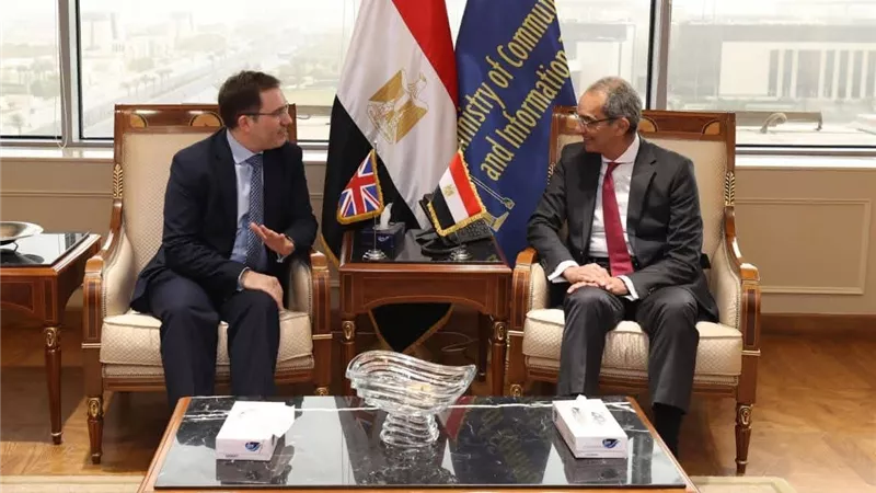  وزير الاتصالات يبحث مع سفير المملكة المتحدة بالقاهرة سبل تعزيز الاستثمارات البريطانية