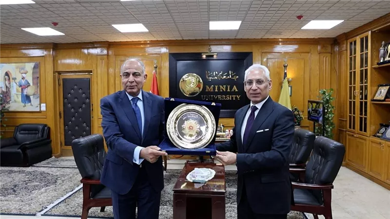 كدواني يتسلّم درع جامعة المنيا تقديرًا لدعمه مشروع الريادة الخضراء
