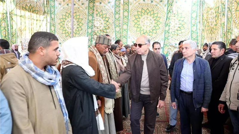 محافظ المنيا يقدّم واجب العزاء ويلتقي بأسر ضحايا حادث تصادم سيارة عمال المحاجر 