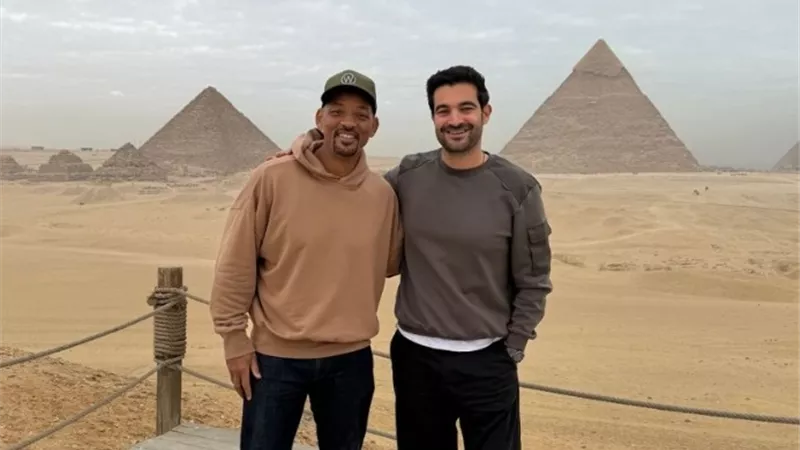 نجم هوليوود ويل سميث يزور أهرامات الجيزة ويلتقط الصور التذكارية