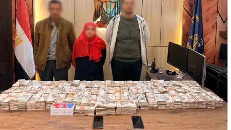 القبض على عصابة سرقة 8 ملايين جنيه من راكب بأتوبيس في القاهرة