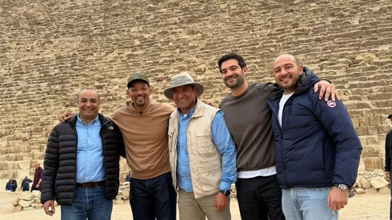 الممثل العالمي ويل سميث يزور أهرامات الجيزة خلال إجازته في مصر
