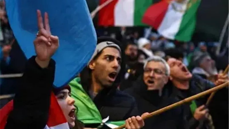 طهران تفتح باب الحوار وتحذر من العدوان.. رسائل إيرانية حازمة وترامب يلمّح للتفاوض