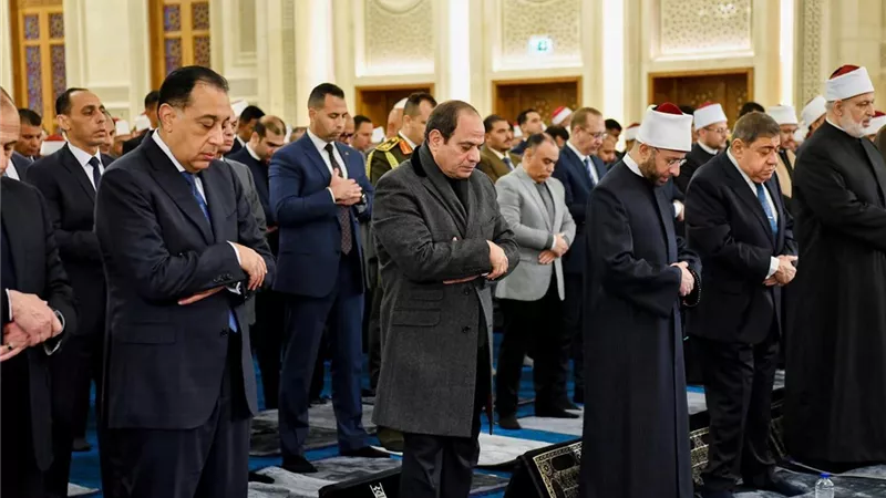 الرئيس السيسي يؤدي صلاة الفجر بمسجد العزيز الحكيم بالمقطم