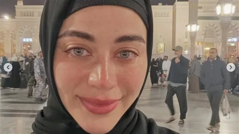 «لا تحرمني لذة القرب منك».. يارا السكري تنشر صورًا من الروضة الشريفة