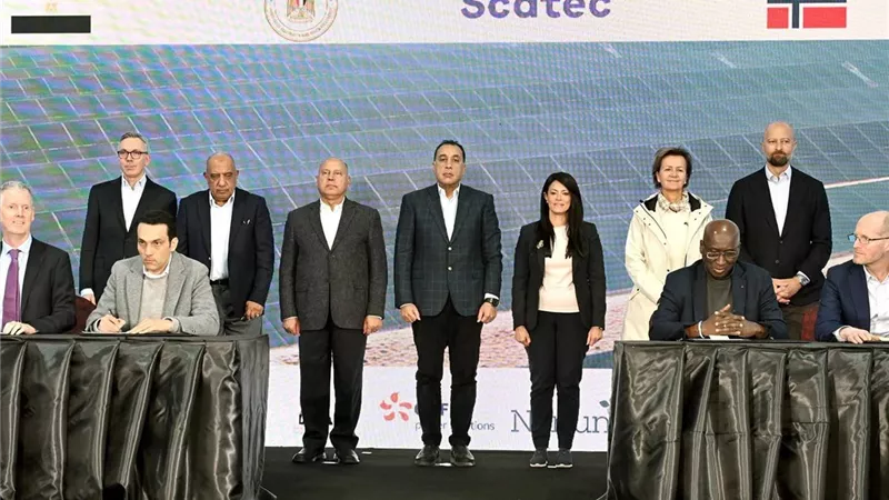 رئيس الوزراء يشهد توقيع اتفاقيات التمويل المبدئية لمشروع ڤالي للطاقة المستدامة