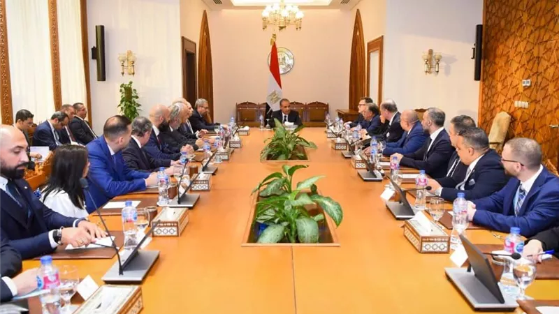 وزير الخارجية يبحث مع وفد رجال أعمال كنديين تعزيز التعاون الاقتصادي والاستثماري