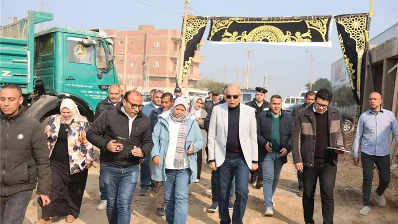 محافظ المنيا يتابع إنجاز السوق الحضاري ببني مزار ويطمئن التجار