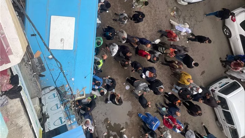 أتوبيس يقتحم المحال التجارية.. إصابة شخصين في حادث مروري مروع بالكيلو 21