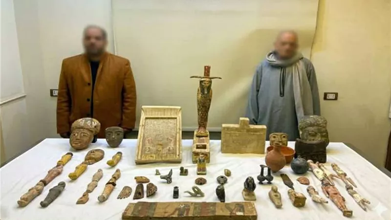 التنقيب في أسيوط والبيع في المنيا.. ضبط شخصين بحوزتهما 53 قطعة أثرية نادرة