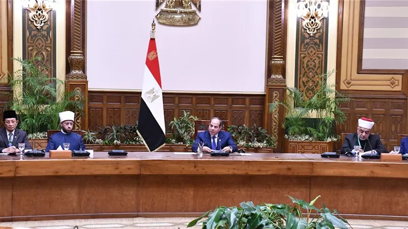 السيسي: بناء الإنسان أساس الأوطان والعلماء خط الدفاع ضد التطرف