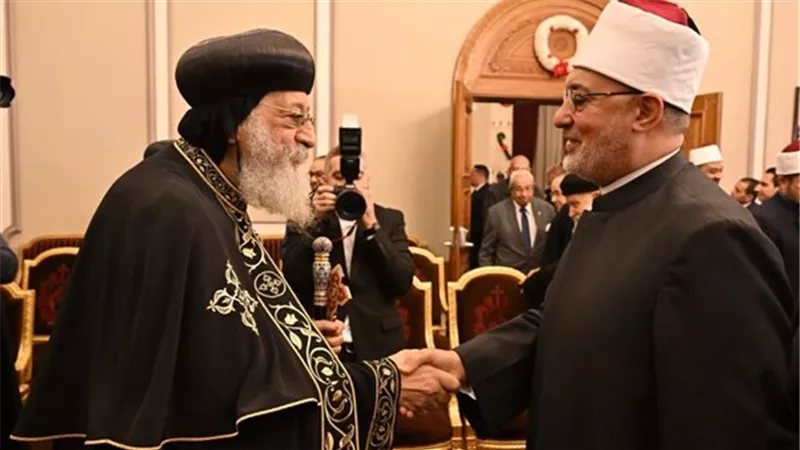 مفتي الجمهورية يطمئن على صحة البابا تواضروس الثاني 