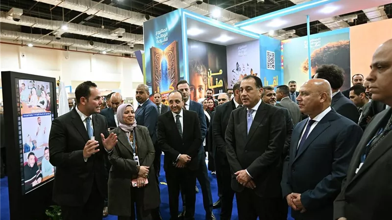 رئيس الوزراء يتفقد جناح مركز المعلومات ودعم اتخاذ القرار بمجلس الوزراء