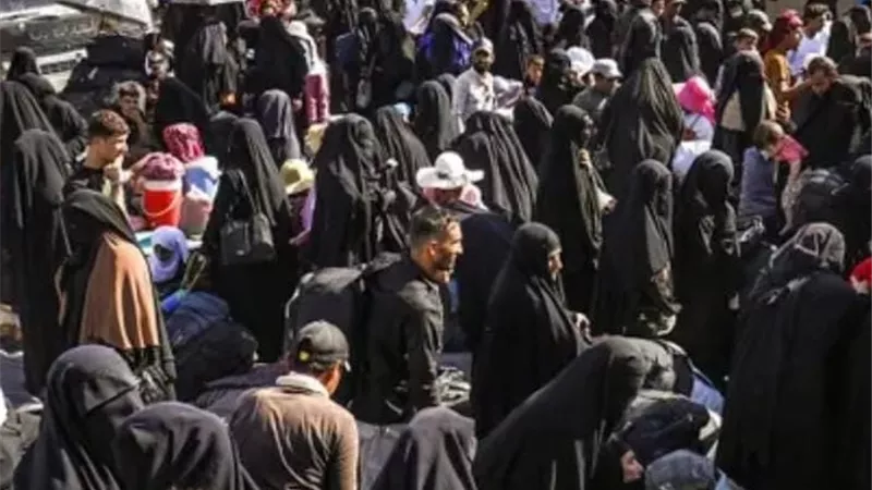 مخيم الهول منطقة محظورة: الجيش السوري ينتشر وقسد أمام مهلة حاسمة للاندماج أو المواجهة