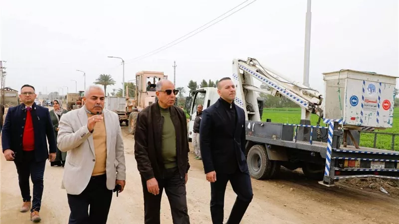 خطة طرق جديدة بالمنيا.. تمهيد طريق طنبدى ومتابعة معدات مغاغة
