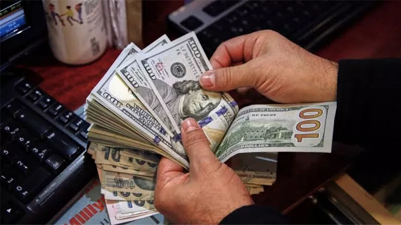 قرارات إدارية قد تهدد تحويلات المصريين بالخارج.. ما القصة؟