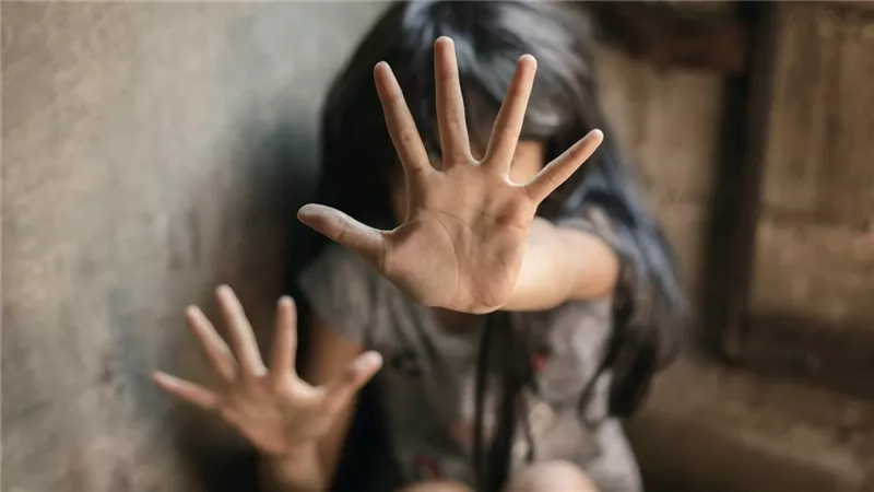 حبس عامل دليفري بالشرقية لاتهامه باستدراج فتاة والتعدي عليها