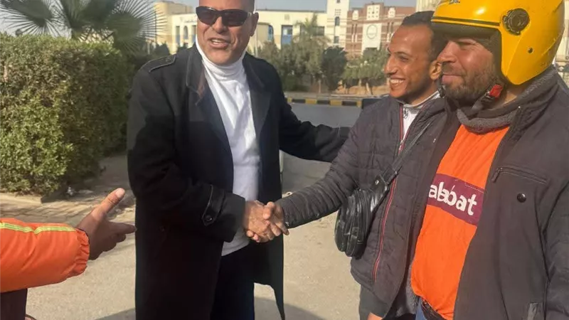 وزير العمل يتابع ميدانيًا أوضاع «عمال الديلفري» في القاهرة ويستمع لمشاكلهم