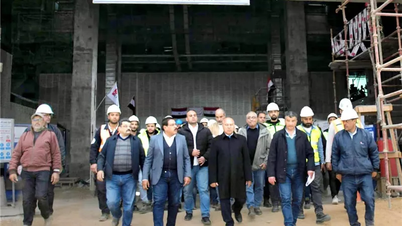 كامل الوزير يتفقد مواقع العمل بالخط الأول للقطار الكهربائي السريع