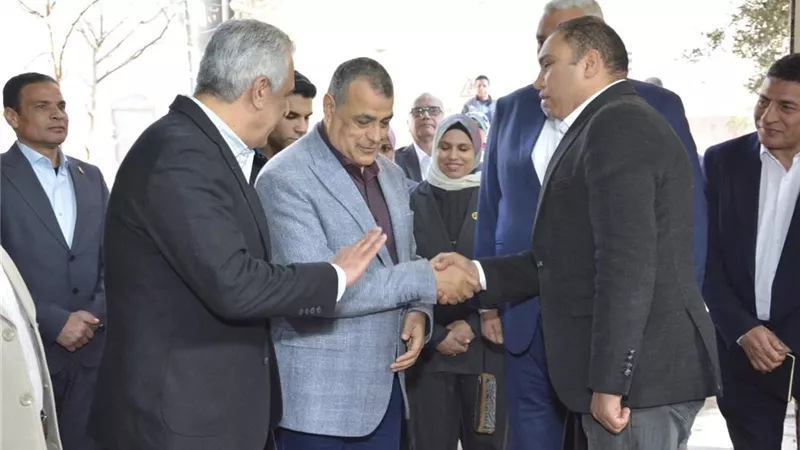 وزير الإنتاج الحربى يتابع سير العملية الإنتاجية بشركة أبو زعبل للكيماويات
