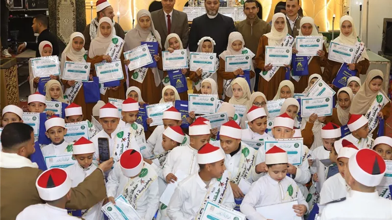بالزي الموحد وعمامة الأزهر.. تكريم 235 طفلًا من حفظة القرآن بقرية الملك في مغاغة بالمنيا