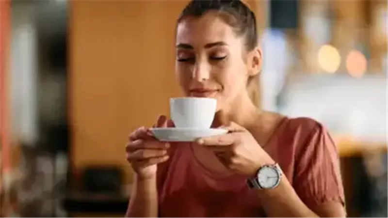 متى يجب عليك شرب القهوة؟ اكتشف كيف يؤثر التوقيت على صحتك