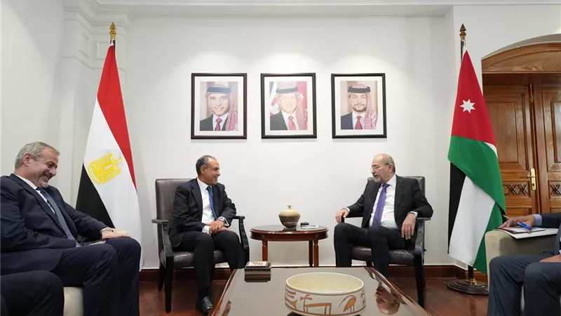 وزير الخارجية يبحث العلاقات الثنائية والتطورات الإقليمية مع نظيره الأردني في عمّان