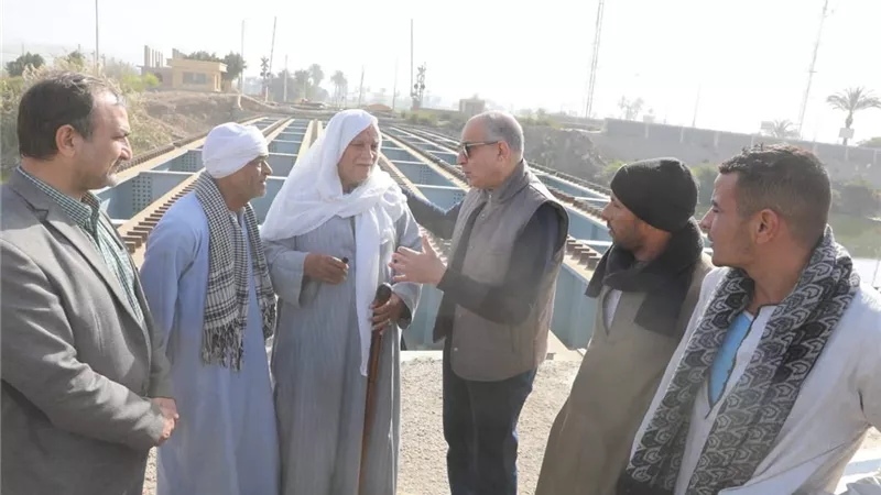 70 مليون جنيه وكوبري جديد يخدم الأهالي.. محافظ المنيا يتابع «عزب التل»