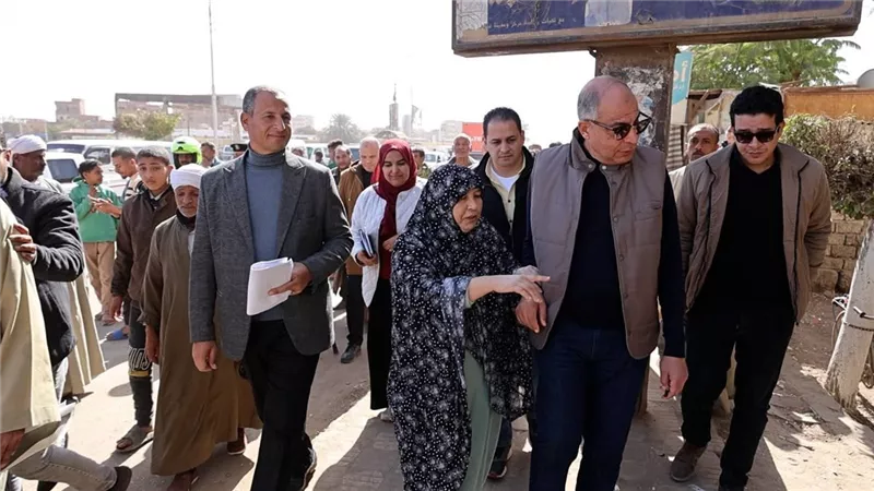 استجابة فورية في جولة ميدانية.. محافظ المنيا ينقذ منزل «الحاجة هناء» بديرمواس